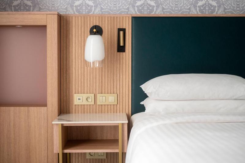 Deluxe Twin Room image 4