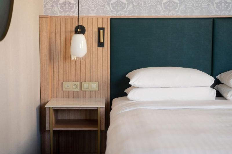 Deluxe King Room image 3