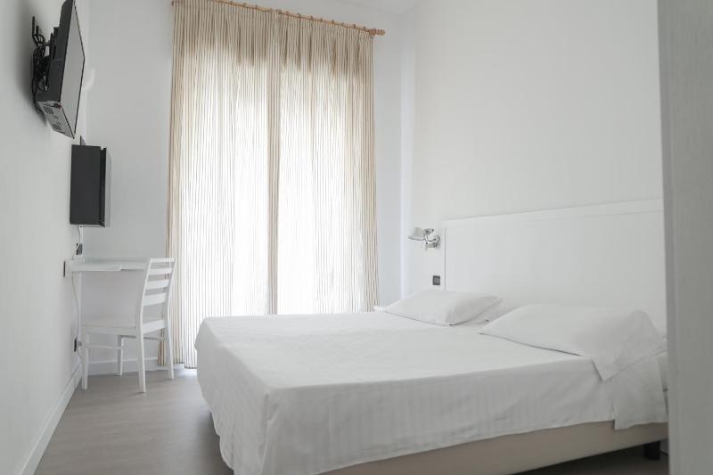 Standard Double Room image 3