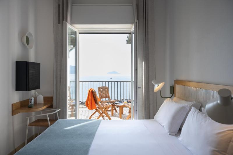 Quadruple Room with Sea View image 1