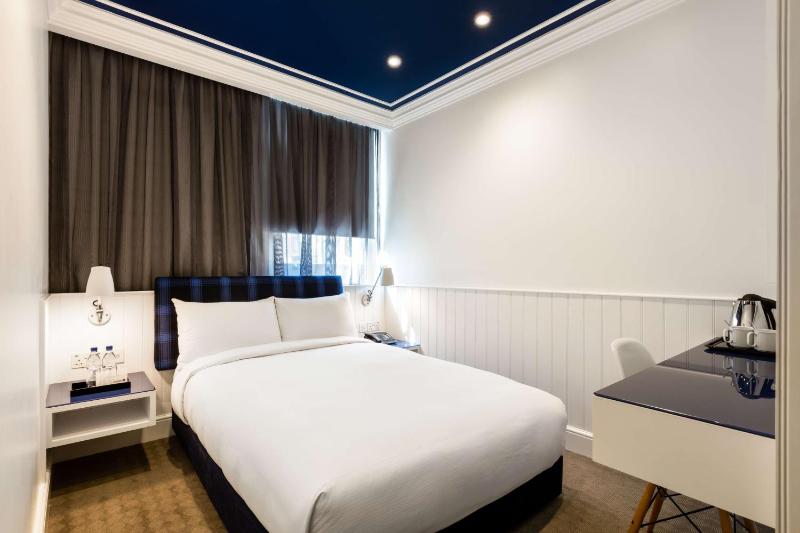 Standard Double/Twin Room image 4