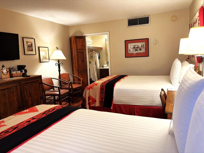 Queen Room with Two Queen Beds image 3