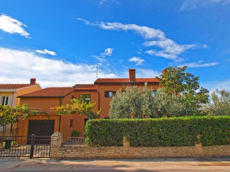 Comfortable stay in Faana with outdoor space - image 19