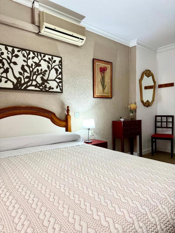 Double or Twin Room with Private Bathroom image 2