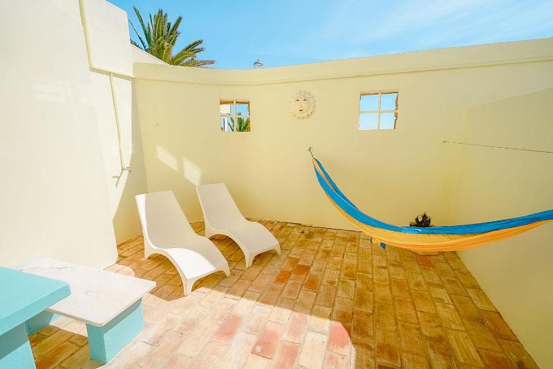 Two-Bedroom Apartment with Sea View (6 Adults) image 3