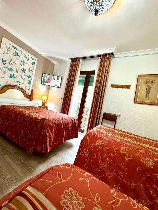 Triple Room with Private Bathroom image 4