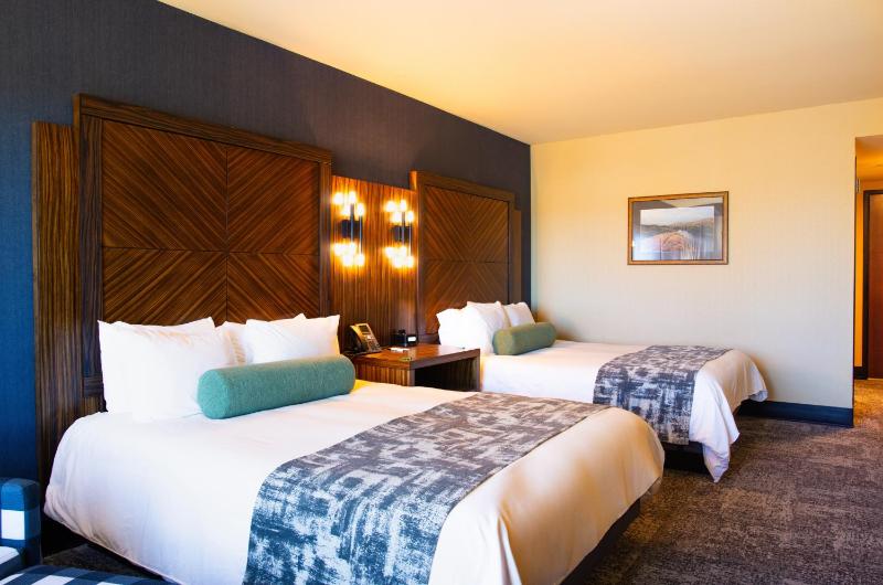 Standard Queen Room with Two Queen Beds image 2