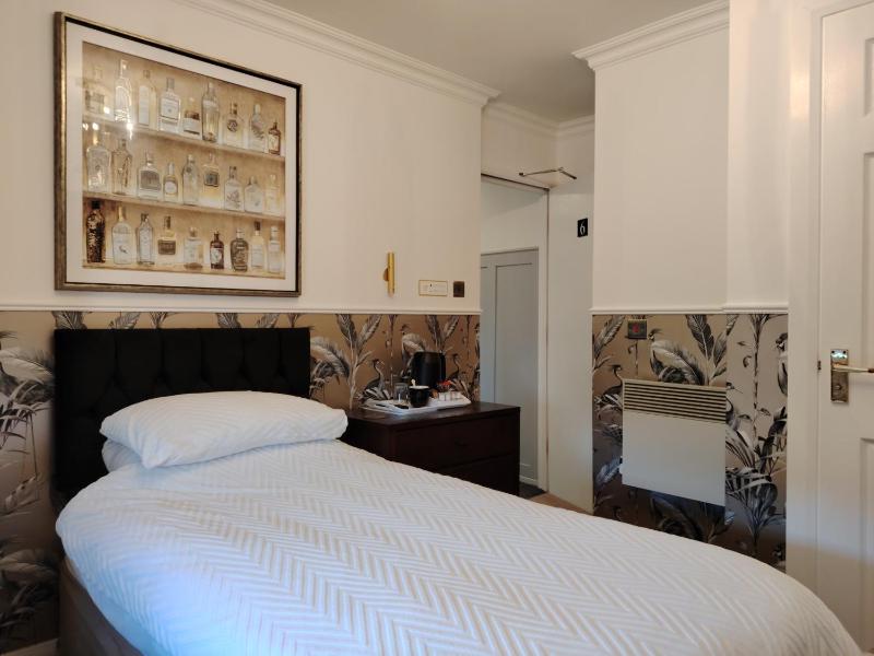 Linroy Guest House - image 4