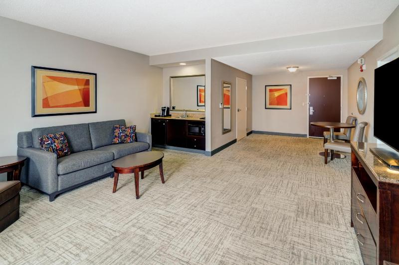 Deluxe King Suite with Shower - Mobility and Hearing Access image 2
