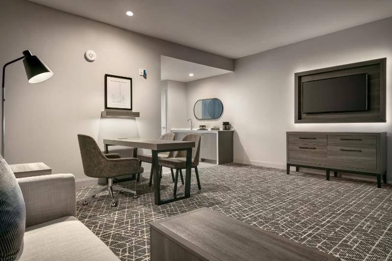 Two-Room King Suite - Hearing Access image 1