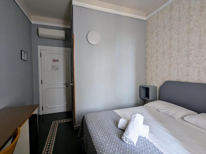 Double Room image 4