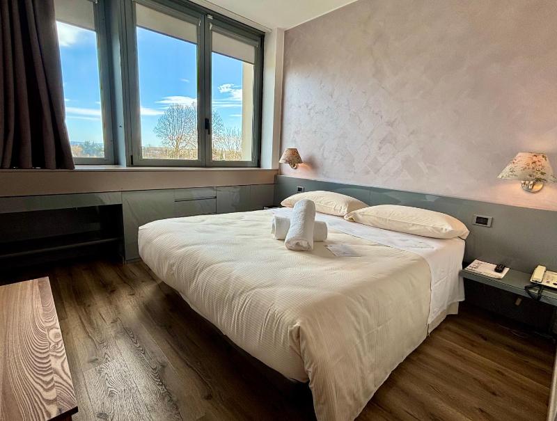 Double Room image 3