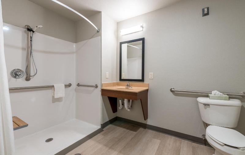 Queen Room - Hearing & Mobility Accessible - Roll In Shower image 3