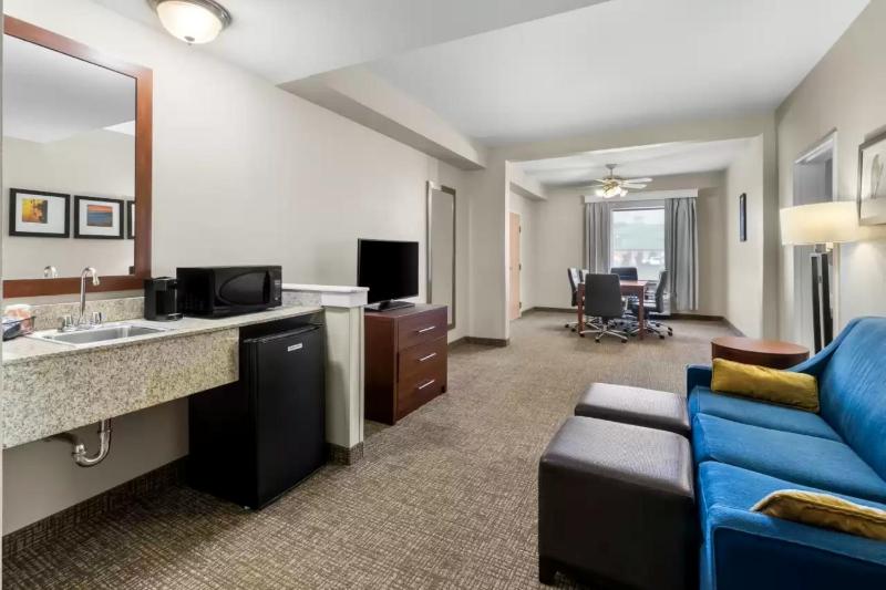 King Suite - Non-Smoking image 3