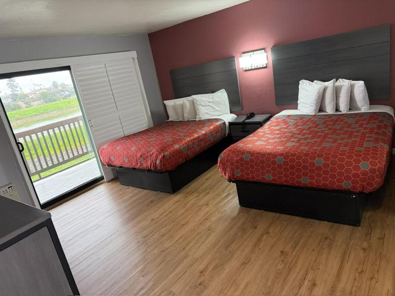 Standard Queen Room with Two Queen Beds image 2