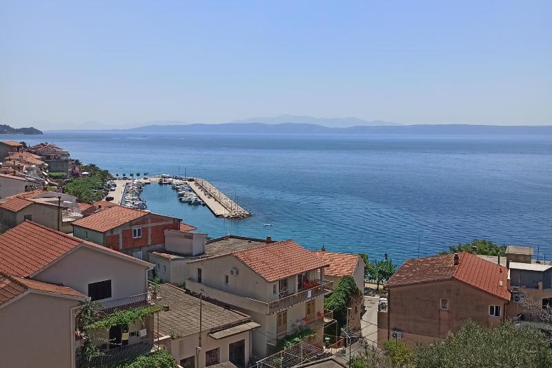 One-Bedroom Apartment with Terrace and Sea View image 4