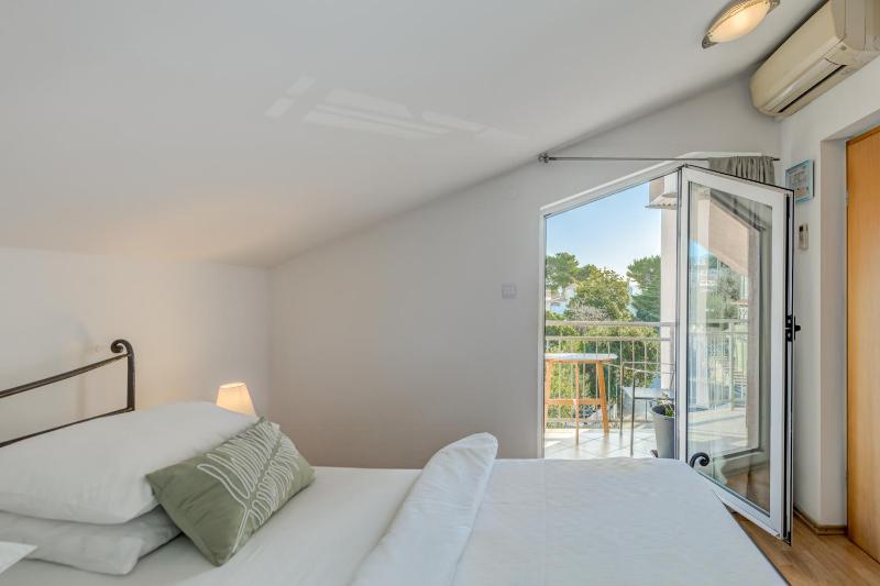 Economy Double Room image 4