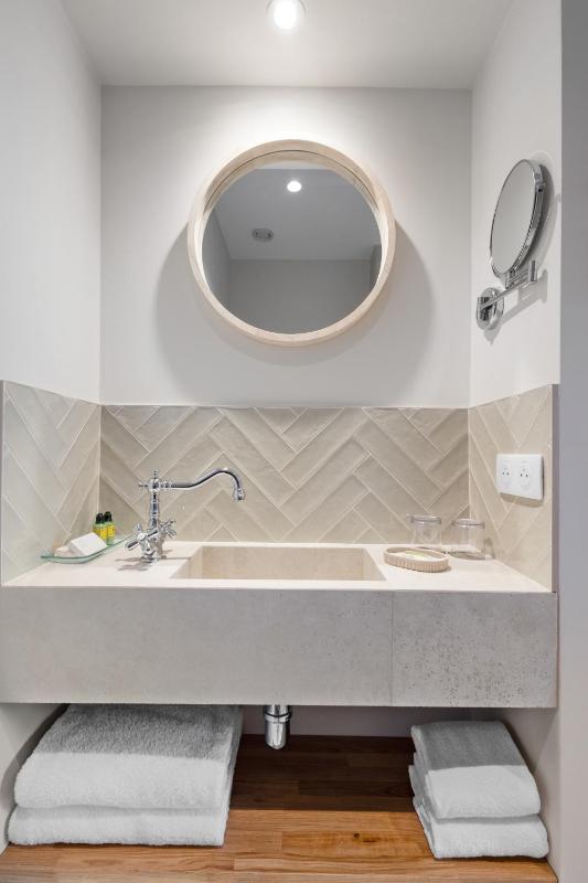 Comfort Room Garden Level image 3