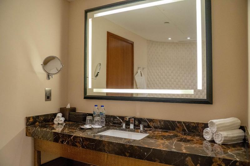 1 Bedroom Executive Suite, 1 King, Golf view, Balcony image 2