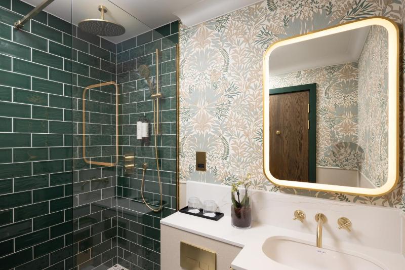 King Room with Sofa Bed image 1