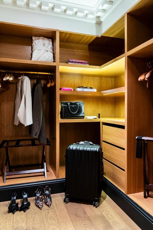 Prestige Suite, 1 King, Sofa bed image 1