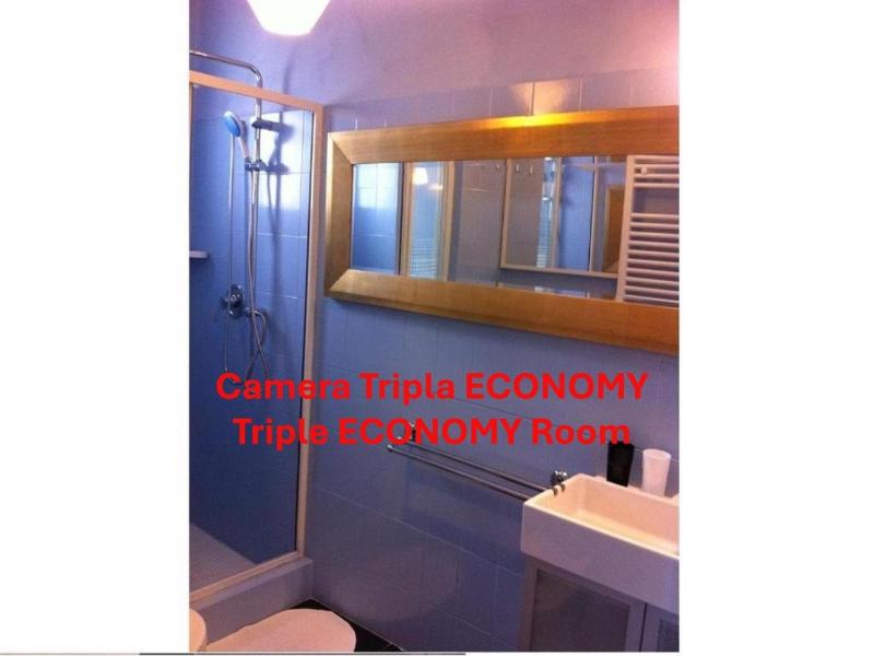 Economy Triple Room image 4