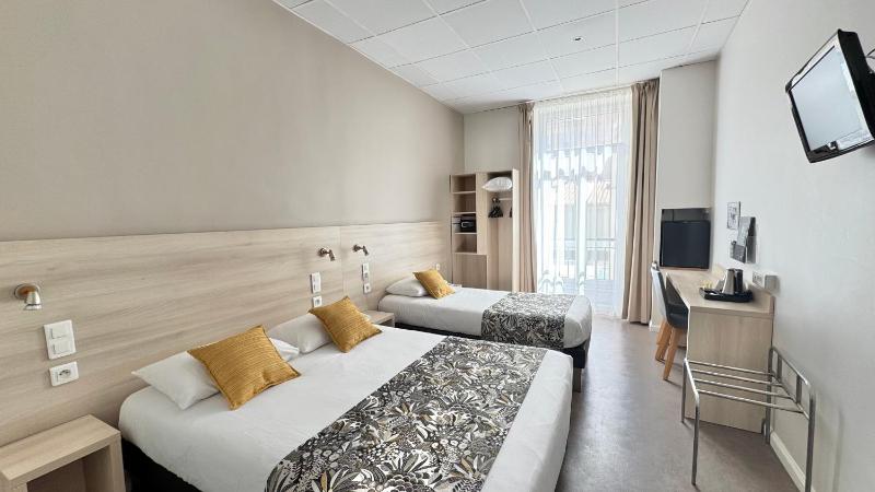 Triple Room ( 1 Double Bed with 1 Single Bed) image 1