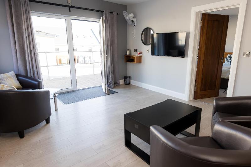 Family Room with Sea View image 3