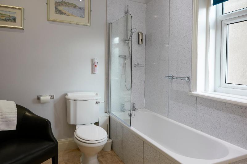 Twin Room image 2