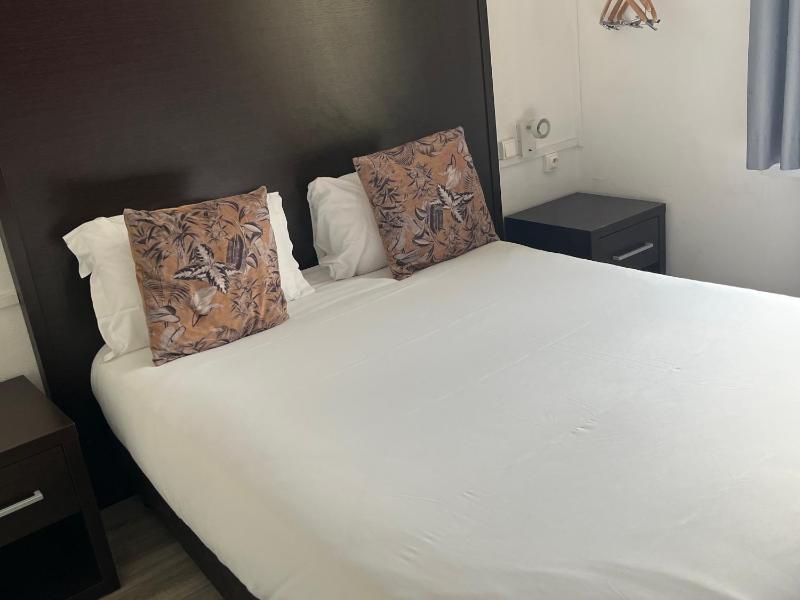 Standard Double Room image 3