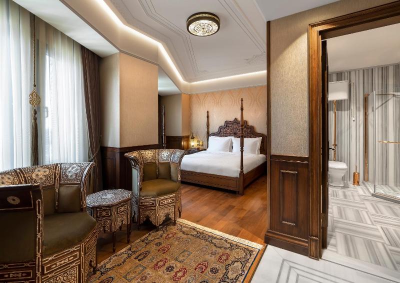Deluxe Double Room with Street View image 1