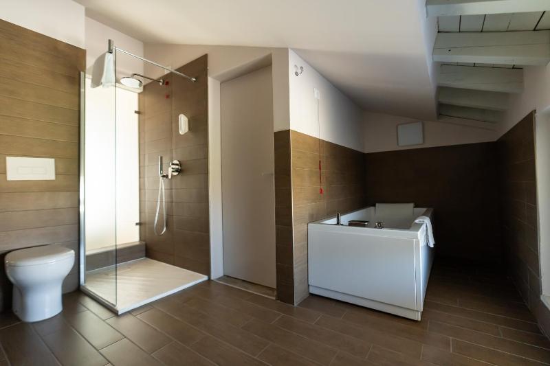 Suite with Spa Bath image 3
