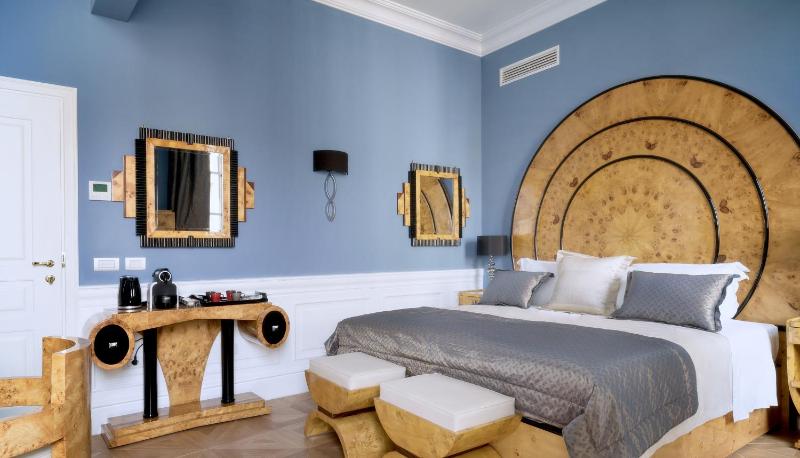 Deluxe King Room image 3