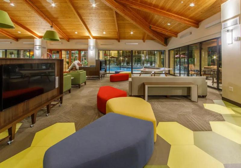 1BD condo with pools activities center etc onsite in Scottsdale - image 8