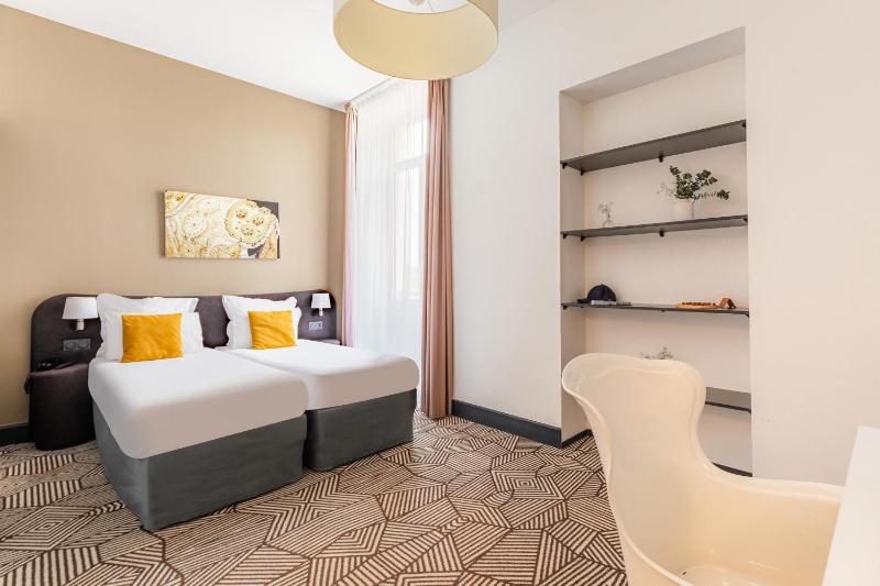 Studio twin beds image 1