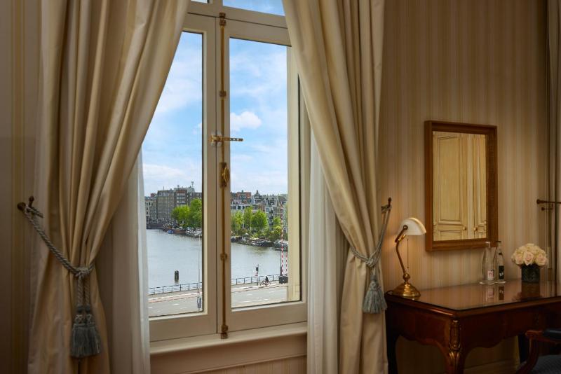 One-Bedroom Suite with River View image 3