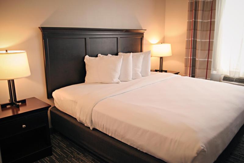 One-Bedroom King Suite with Sofa Bed image 4