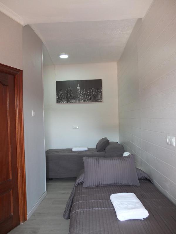 Twin Room with Shared Bathroom image 3