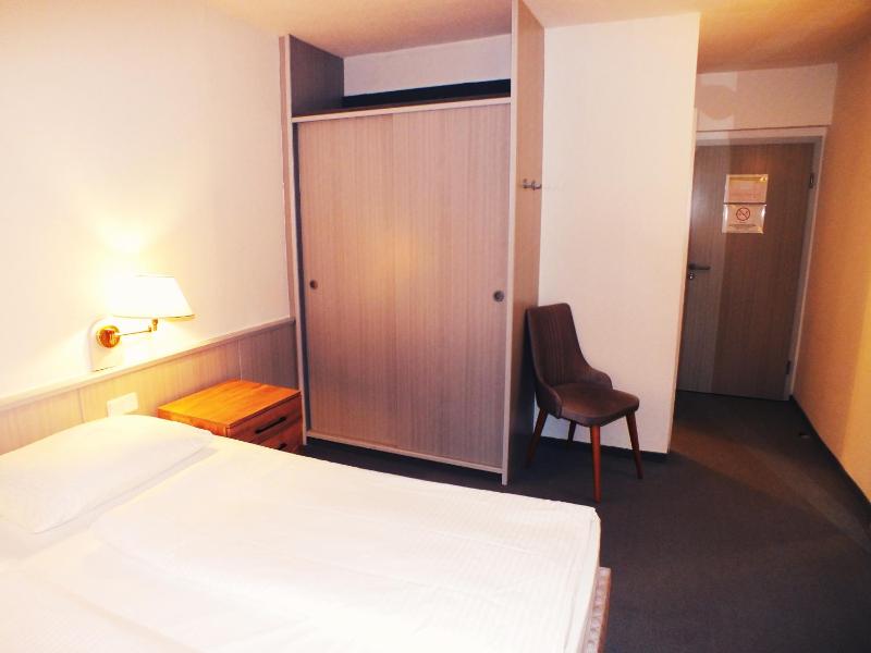 Standard Double Room image 3