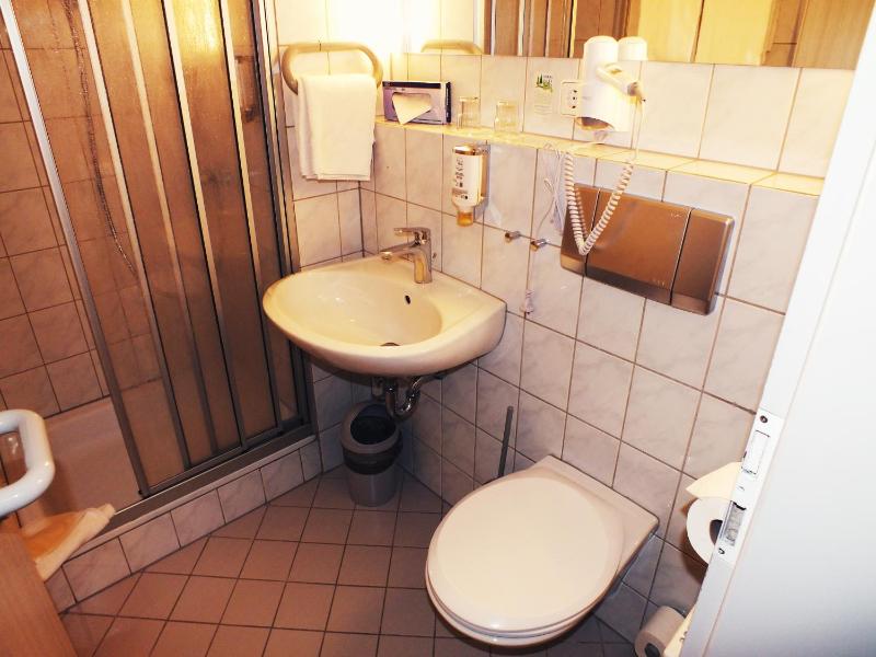 Budget Double Room image 3