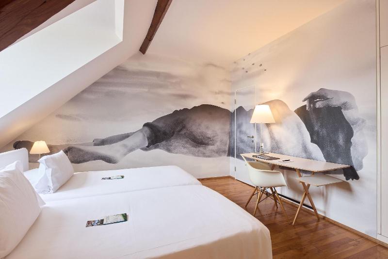 Art Double Room image 1