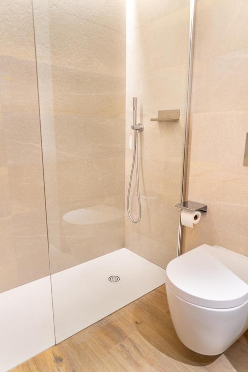 Double Room with Balcony image 4