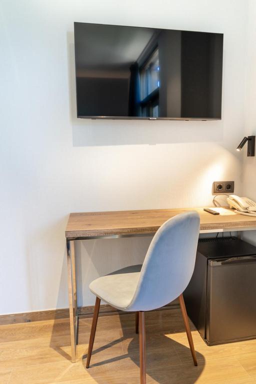 Double Room with Balcony image 2