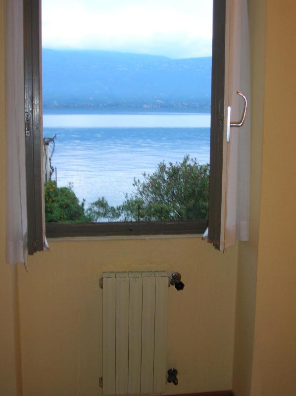 Single Room with Lake View image 3