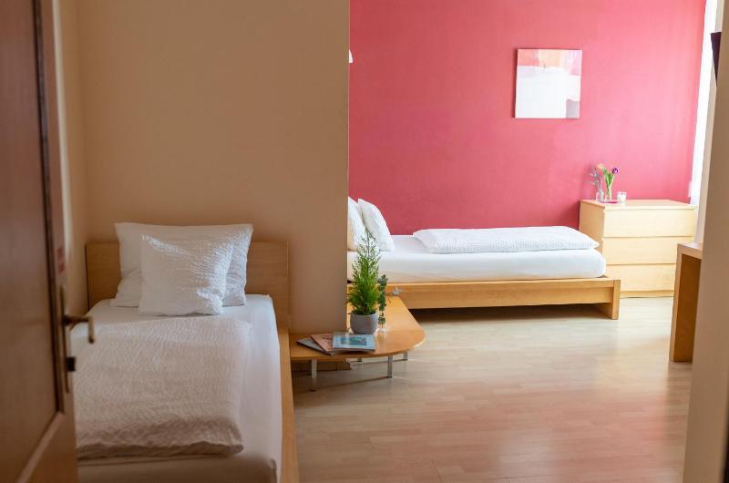 Twin Room image 1