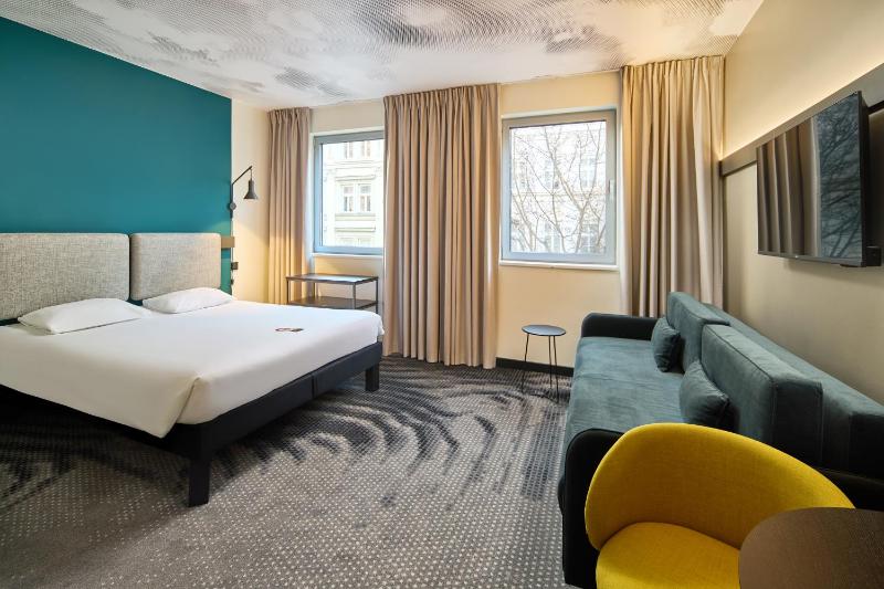 Executive Room with One Double Bed and One Single Sofa Bed  image 3