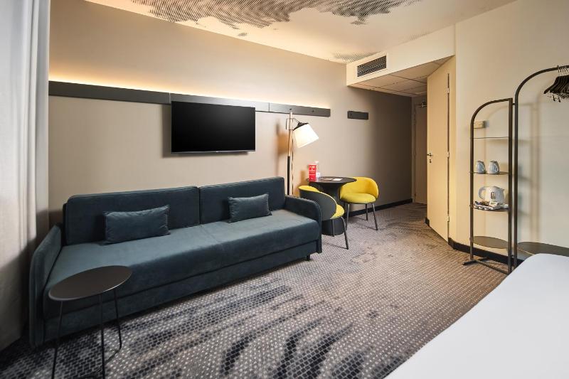 Executive Room with One Double Bed and One Single Sofa Bed  image 2