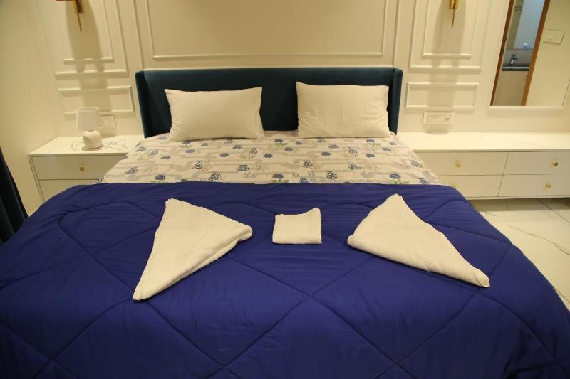The Sapphire Suite - image 5