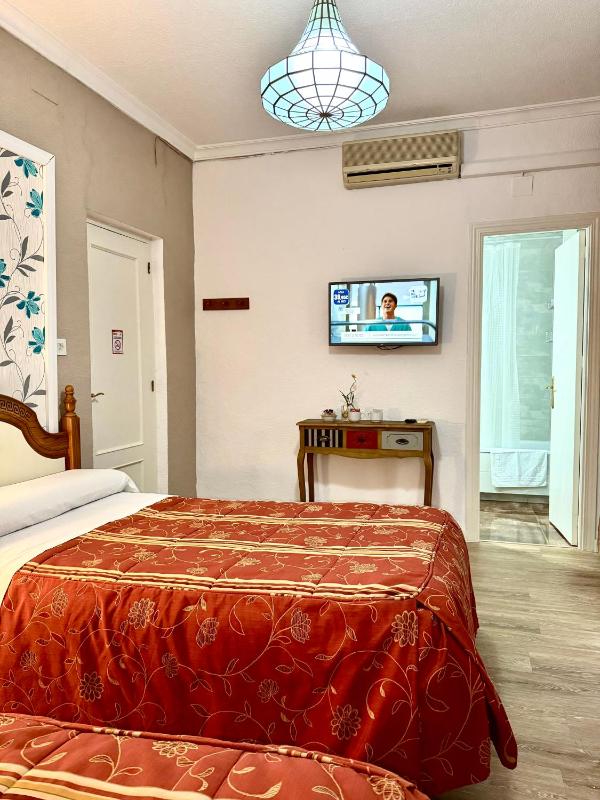 Double or Twin Room with Private Bathroom image 1
