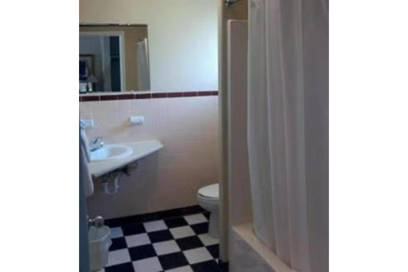 Full Bed Non-Smoking image 2